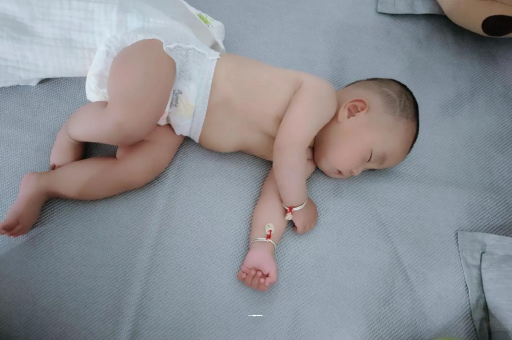 张家界宝宝几个月可以吃水果